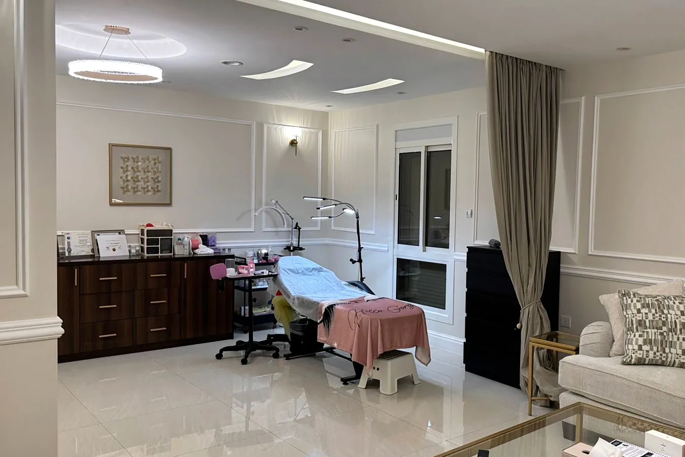 Wide view of the private REEMO.BEAUTY studio in Riyadh
